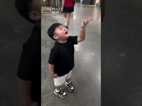 Ang bait ni Aster, may pa flying kiss pa.