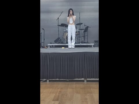 著名声乐老师拍摄的单依纯同学期末考试歌曲 《无聊的》非常细腻走心强强，不火也难阿。 老师还怪不好意思，偷偷摸摸的，哈哈