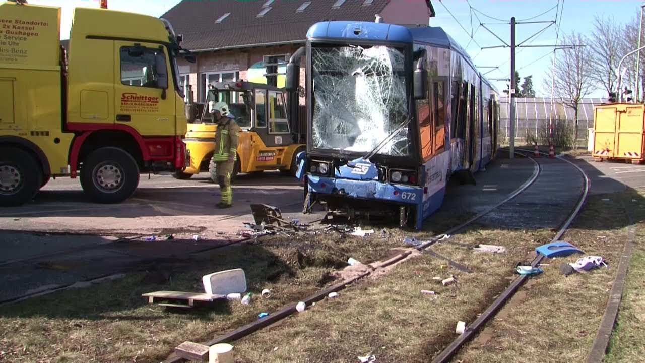 Kassel: Unfall mit Straßenbahn und LKW - 16 Verletzte 19.03.2018