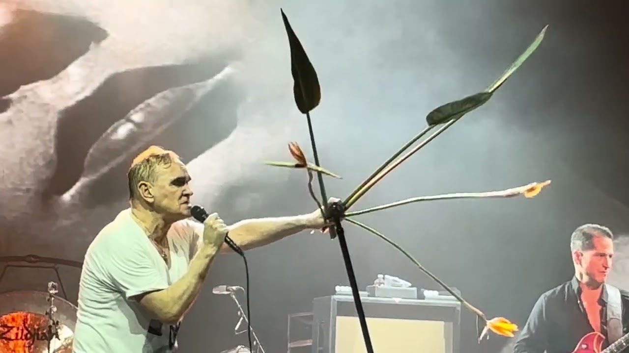 Morrissey - There Is a Light That Never Goes Out . Live at Fabrique , Milano . 9/3/26
