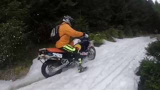 KTM 990 Adventure průjezd sněhem