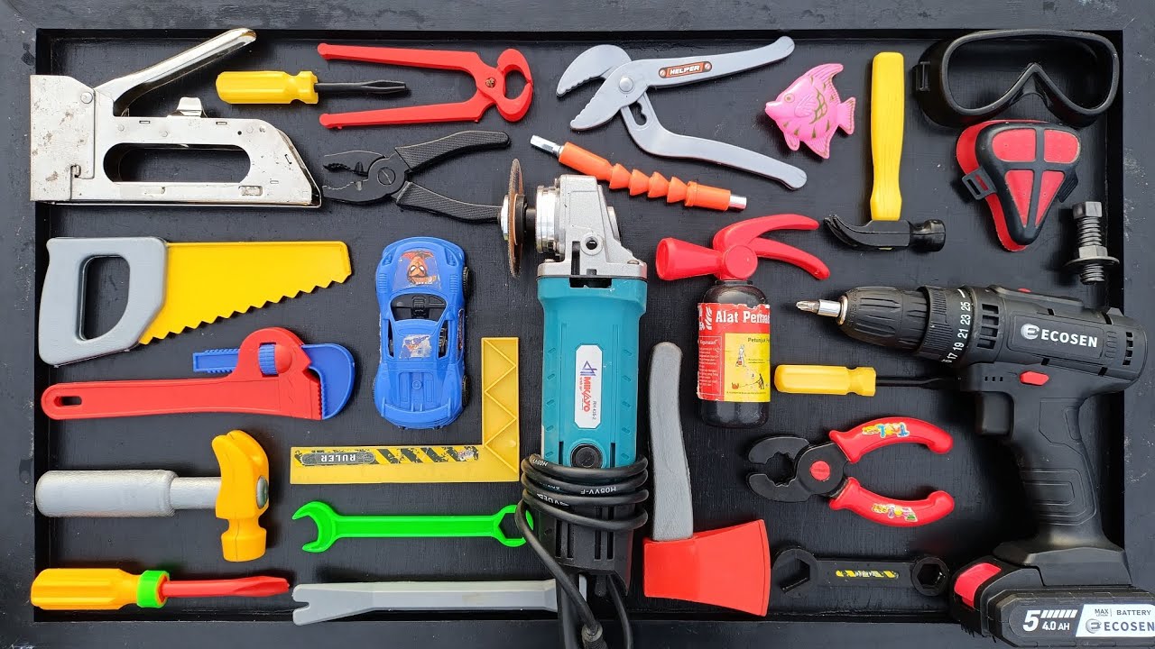 Набор ремонтных инструментов: электрическая дрель, огнетушители, молоток с гаечным ключом, плоско...