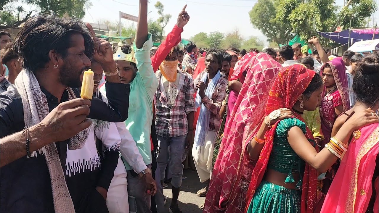 सियावा, गणगौर मेले महिला-पुरुष युगल रूप में गीत गाते हुए, आनन्द ले रहे हैं||गरासिया मेला गीत