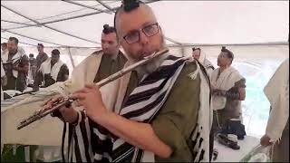 Video thumbnail of "חיילי צה"ל במלחמת חרבות ברזל, מתפללים עם כלי זמר, הלל קרליבך מוזיקלי בבסיס בדרום."