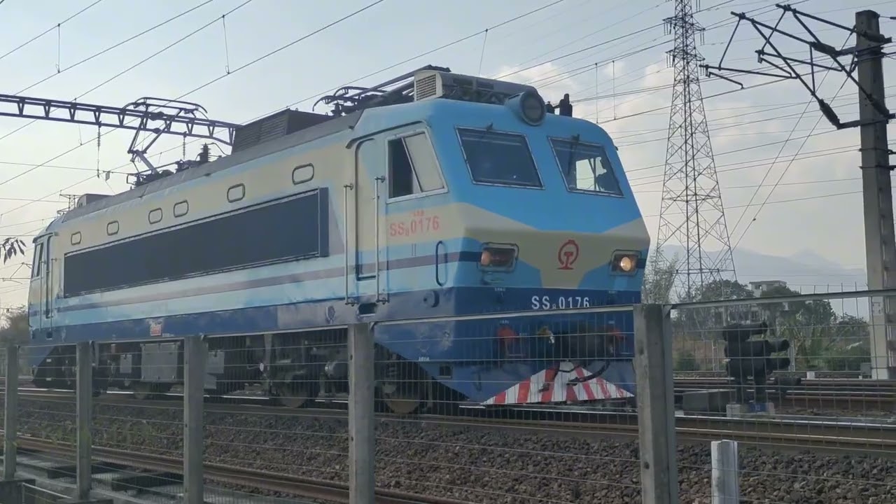 中国铁路第一速韶山8型电力机车，最高速度240km h,并没有被超越- YouTube