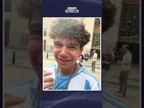 Video MAGUIRE AI MONDIALI CI VA LO STESSO MA... DISTRIBUISCE FIGURINE AI TIFOSI