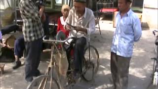 Kaxgar (Kaschgar): Messer auf Fahrrad schleifen / Kashgar (Kashi): Sharpen knives on a bicycle 喀什市