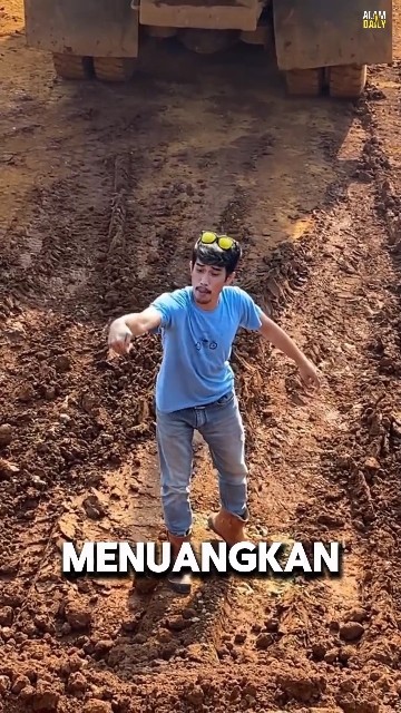 When Driver Gives New Lessons to Excavator Operator🤯