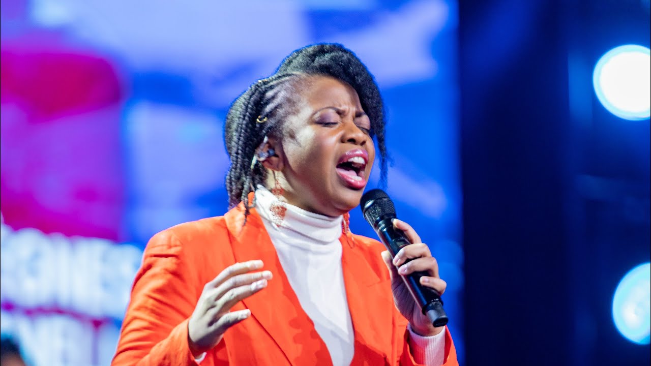 TU RÈGNES/ ASSIS SUR LE TRÔNE/ QUE TOUS LES AUTRES NOMS DISPARAISSENT l IGC - Estelle Pouha