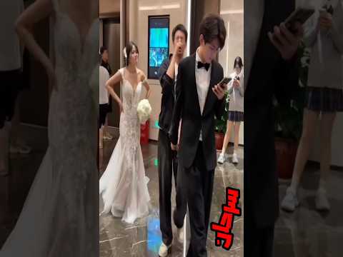 العريس مركز في الموبايل وماسك ايد صاحبة بدل العروسة هههههههه