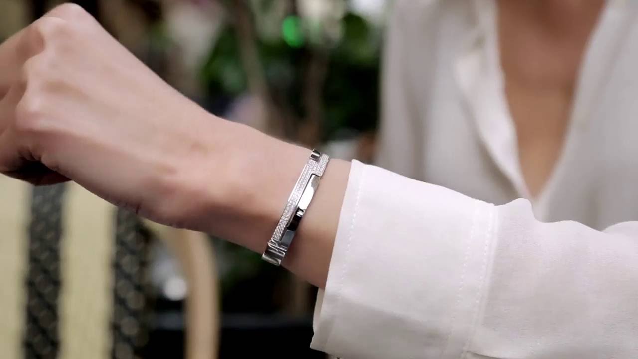 Seventies bracelet : a decade of boldness and freedom.