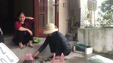 Bà The ngồi kể chuyện ông Dũng trước làm cai thầu xây dựng vất vả nhưng thu nhập tốt