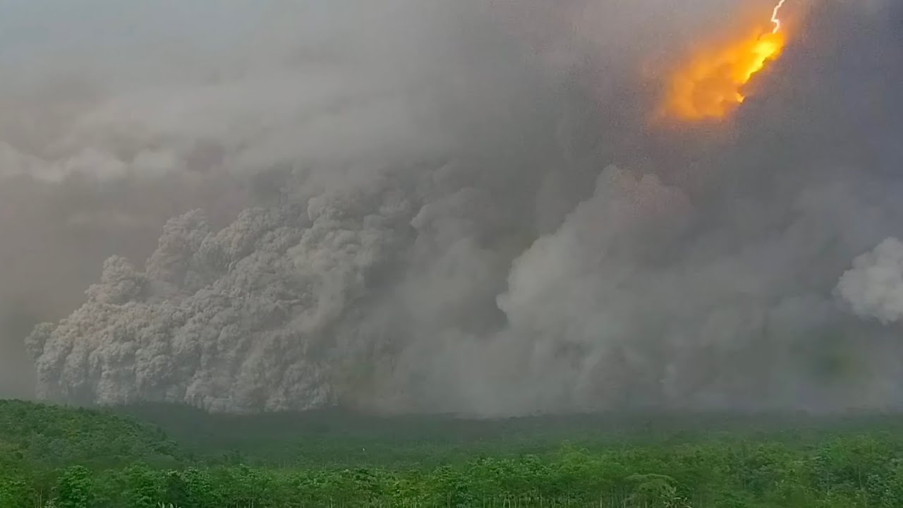 Eerie Sound from Approaching Pyroclastic Flow at Semeru Volcano (Nov 19, 2025)
