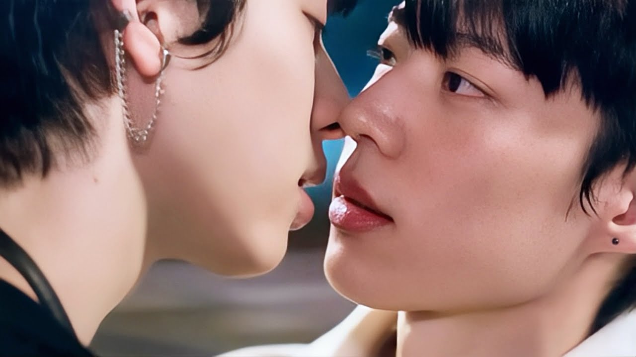 弟弟借著酒意親吻哥哥，卻不知道他也是在清醒的沉淪，享受這個吻！