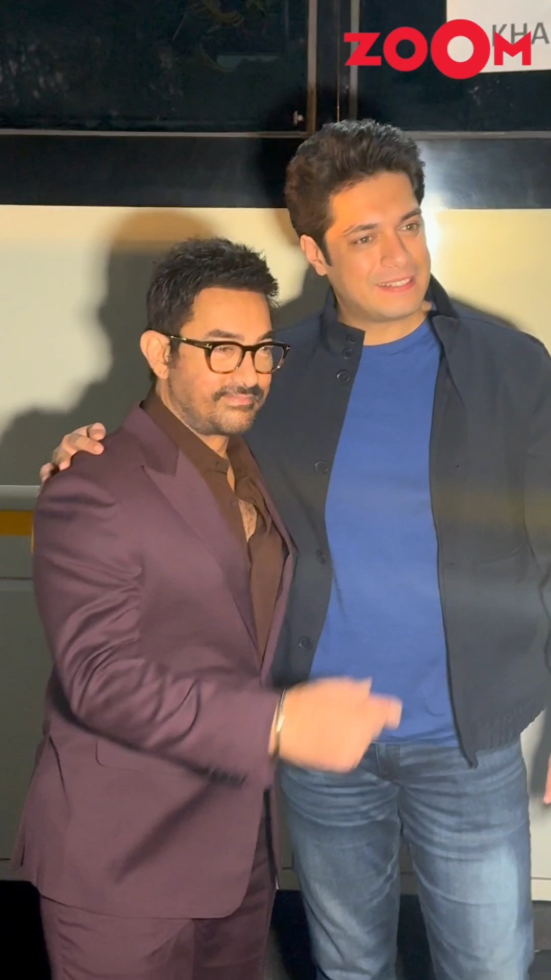 Aamir Khan GUIDES son Junaid Khan to pose for paps as they arrive for Bigg Boss 18 finale #shorts