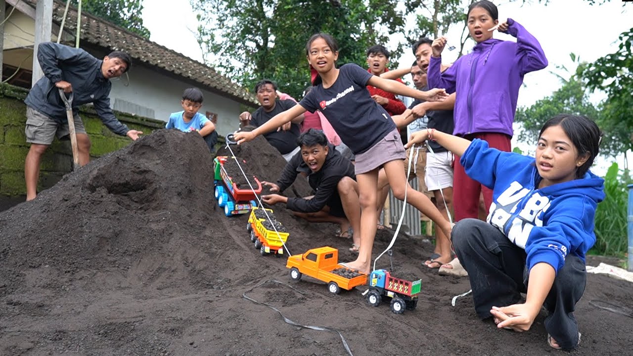 4 TRUK MINI MUATAN PASIR DAN BARU MELEWATI LINTASAN BUKIT