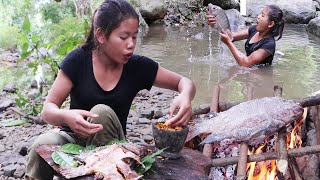 Found catch fish for Survival food - Fish salt cooking with Peppers sauce Eating delicious in jungle