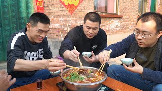 【食味阿远】阿远为了招待朋友，跑外地买驴肉火锅，现炒底料，驴肉板肠吃过瘾 | Shi Wei A Yuan