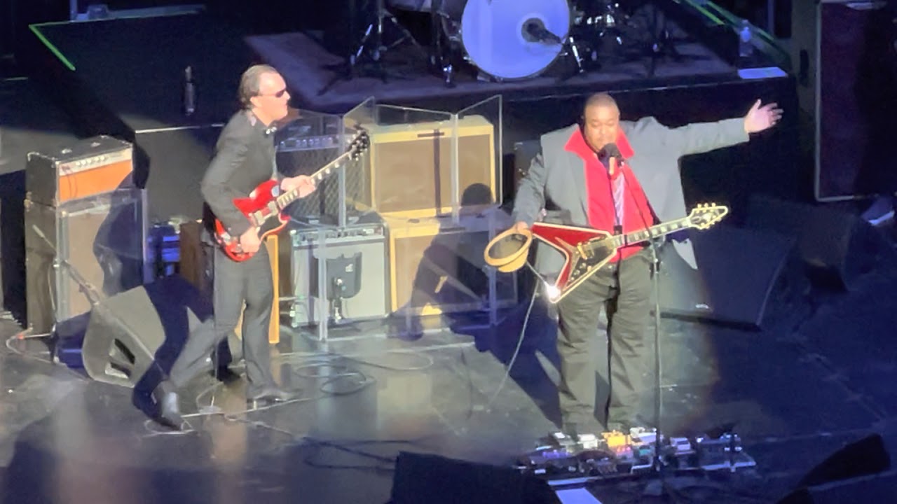 Joe Bonamassa & Larry McCray @ Fox Theatre Detroit, MI 11/26/21