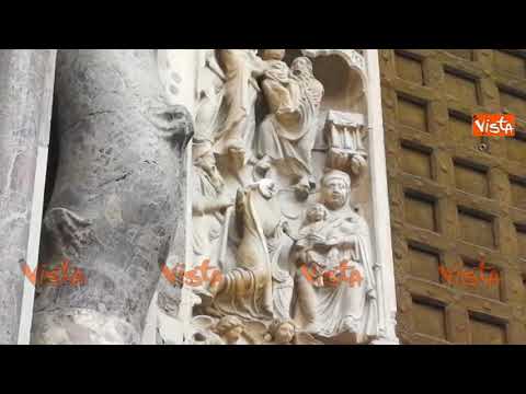 Follia alla Cattedrale di Genova, sfregiato il portale del '200 per un selfie