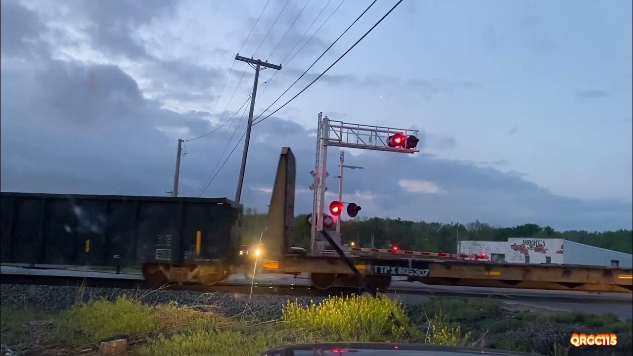 BNSF Train Conductor Flagging Crossing Quincy, IL 5/3/2021 YouTube