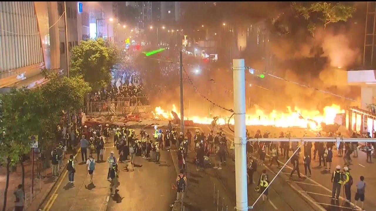 tv kanalları Protesters set fire on Hong Kong street, one rioter arrested by police