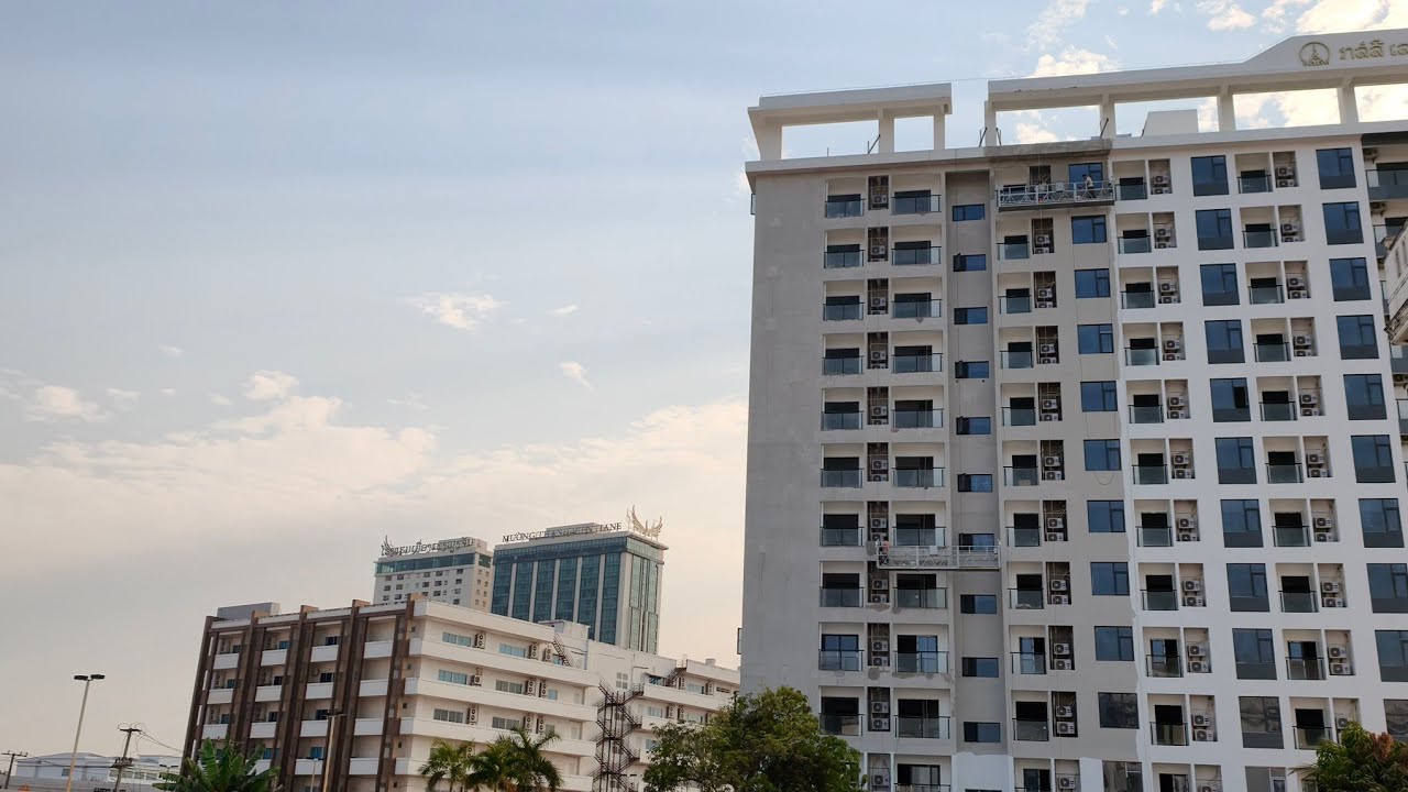 ไหนว่าลาวจะล้มมา 5-6 ปีละ  แต่ทำไมการลงทุนในนครเวียงจันทน์กลับมีมาก จนน่าตกใจ