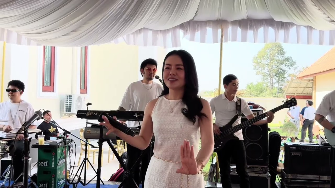 ຂຶ້ນເຮືອນໃຫມ່ບ້ານຂາມງອຍ ດາວເຫນືດ