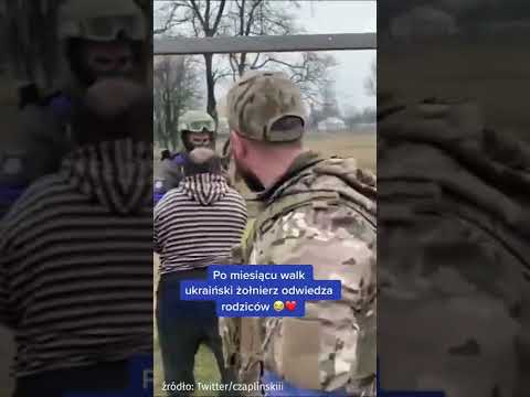 Po miesiącu walk ukraiński żołnierz odwiedza swoich rodziców. Wzruszające!