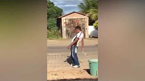 Funny drunk man walking  l  LASING lang sakalam!!