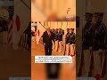 رئيسة وزراء اليابان تقف لتأدية التحية للجنود الأمريكيين وترامب يتركها ويمشي