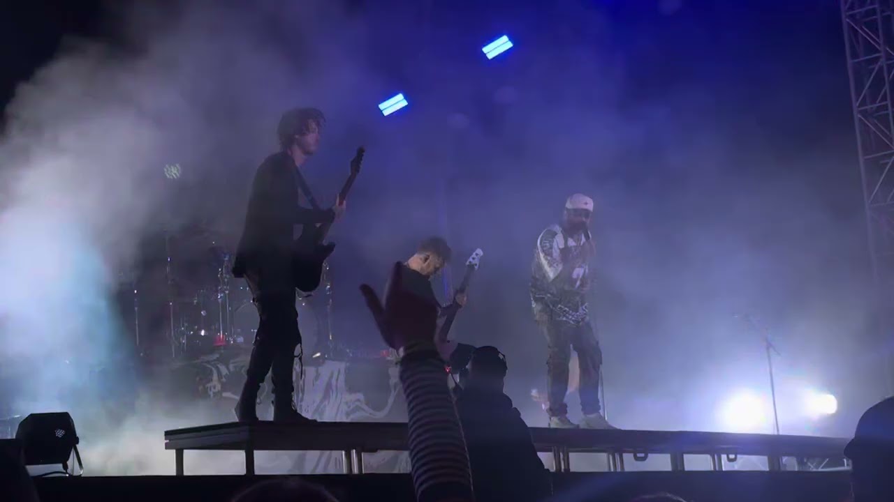 Asking Alexandria live Alone In A Room 2025