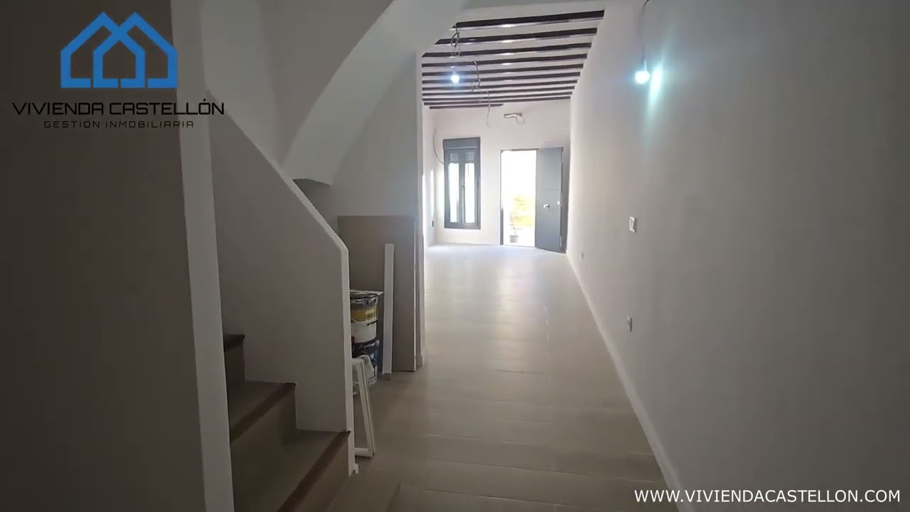 ALMAZORA - Venta casa adosada reformada en zona Avenida del Río - Pueblo