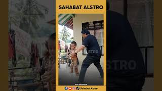 SALUT SAMA BAPAK INI Yang Terus Melatih Anak Istimewanya Agar Bisa Berjalan Seperti Anak Yang Lain