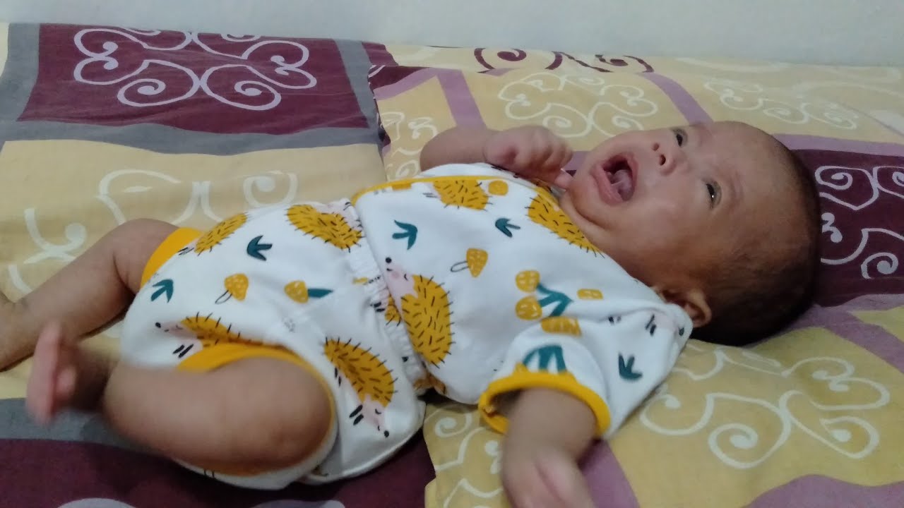 Bayi menangis minta dibedong