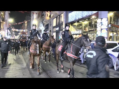 Beyoğlu'nda atlı polislerle yılbaşı denetimi