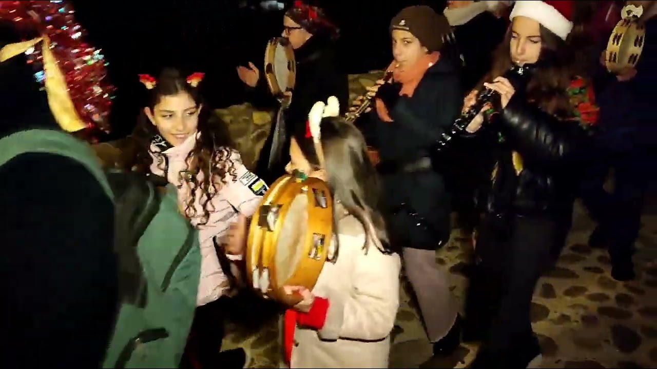 Pasacalles navideño de las clases de pandereta y Dulzaina del grupo Surcos del Orbigo , León .