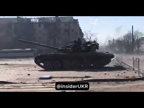 Российский танк ДРИФТУЕТ по Мариуполю и продолжает разрушать город