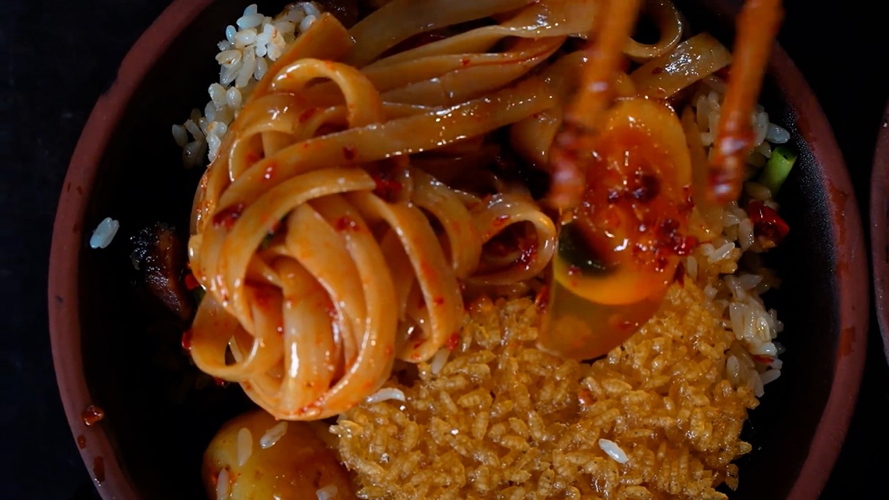 小土豆熟了，今天做一顿香喷喷的腊肉土豆锅巴饭，很喜欢锅巴在嘴里咔嚓咔嚓的响声，更喜欢老灶台上的淡淡炊烟，全是儿时的味道，满眼都是爷爷奶奶围着灶台忙碌的身影，因为有我们回不去的曾经！#美食