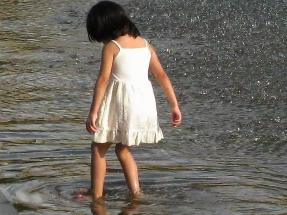 Купалась в платье. Девочка купается в речке маленькая. Девочки купаются в реке. Маленькие девочеикупаются. Маленькие девочкиregf.NCZ.
