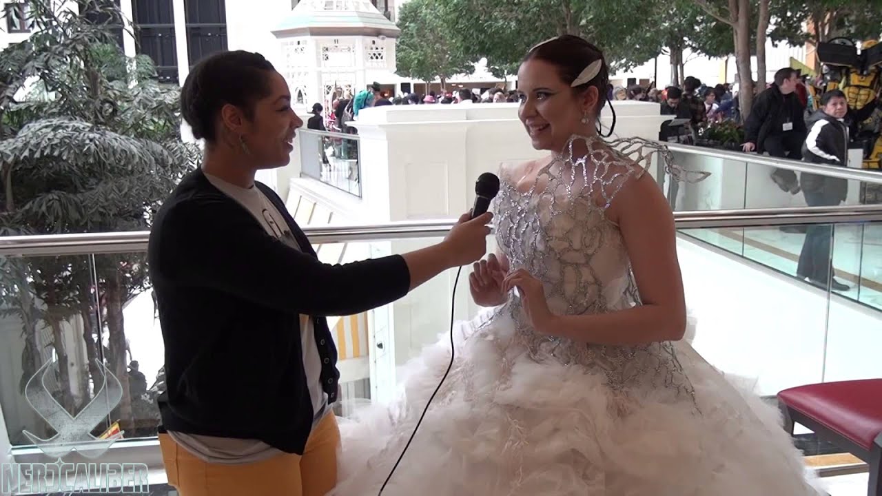 Cosplayer de Jogos Vorazes recria o vestido de noiva de Katniss Everdeen  para comemorar o lançamento de Prequel