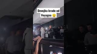 Voyage peva Detinjstvo uživo, devojka mu krade vodu Resimi