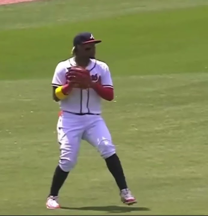 WATCH: Ronald Acuña Jr. throws out runner at third with right-field laser  as Braves win again 