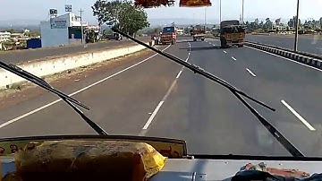 Speed Star NWKSRTC overtaking KSRTC ON NH-4 Pune Bangalore Highway- Hot Pursuit Between Two Bus