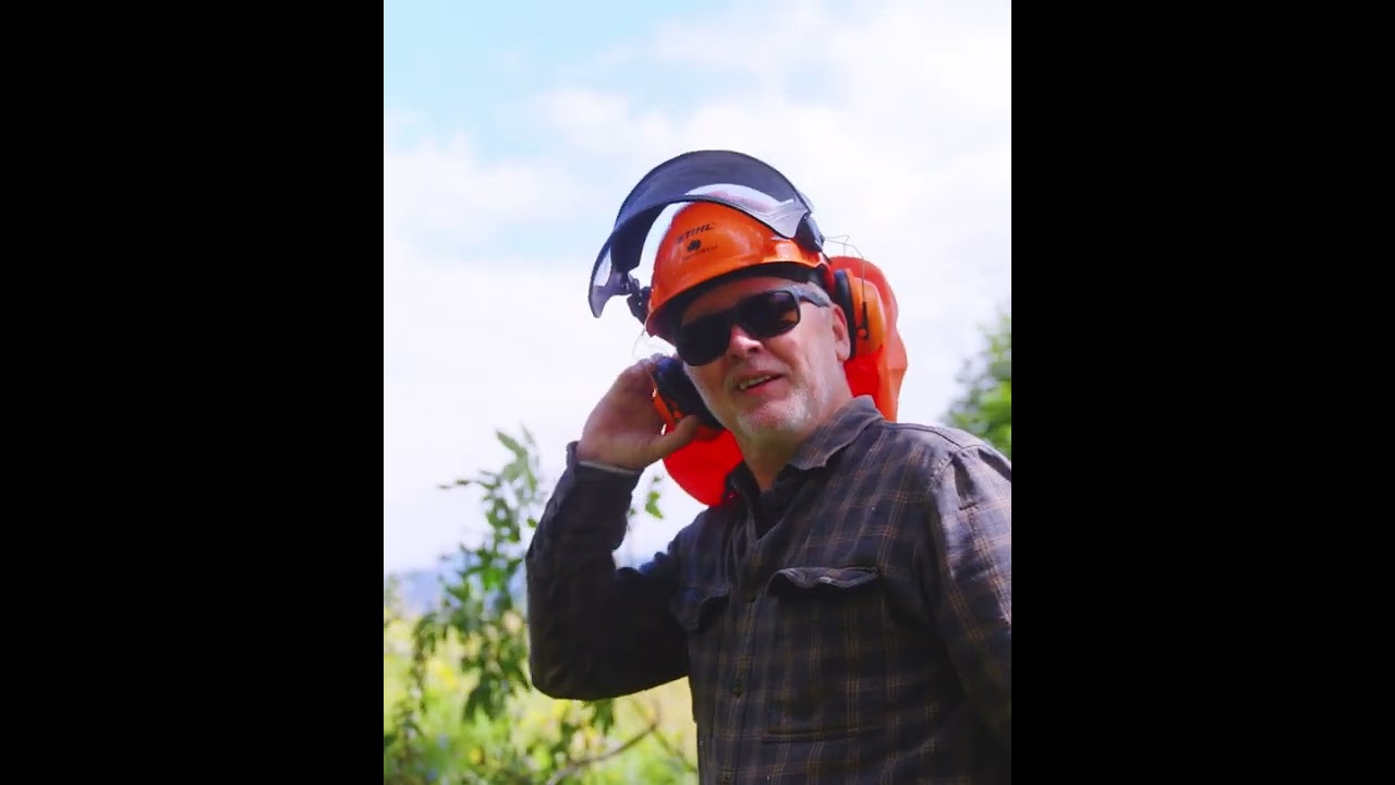 Bli med til bonden som styver trær