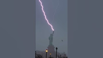 В статую Свободы ударила МОЛНИЯ -  момент успел заснять британский фотограф и оператор Дэн Мартленд