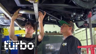 Padre e hijo trabajando en la renovación de un auto | Texas Metal | Discovery Turbo