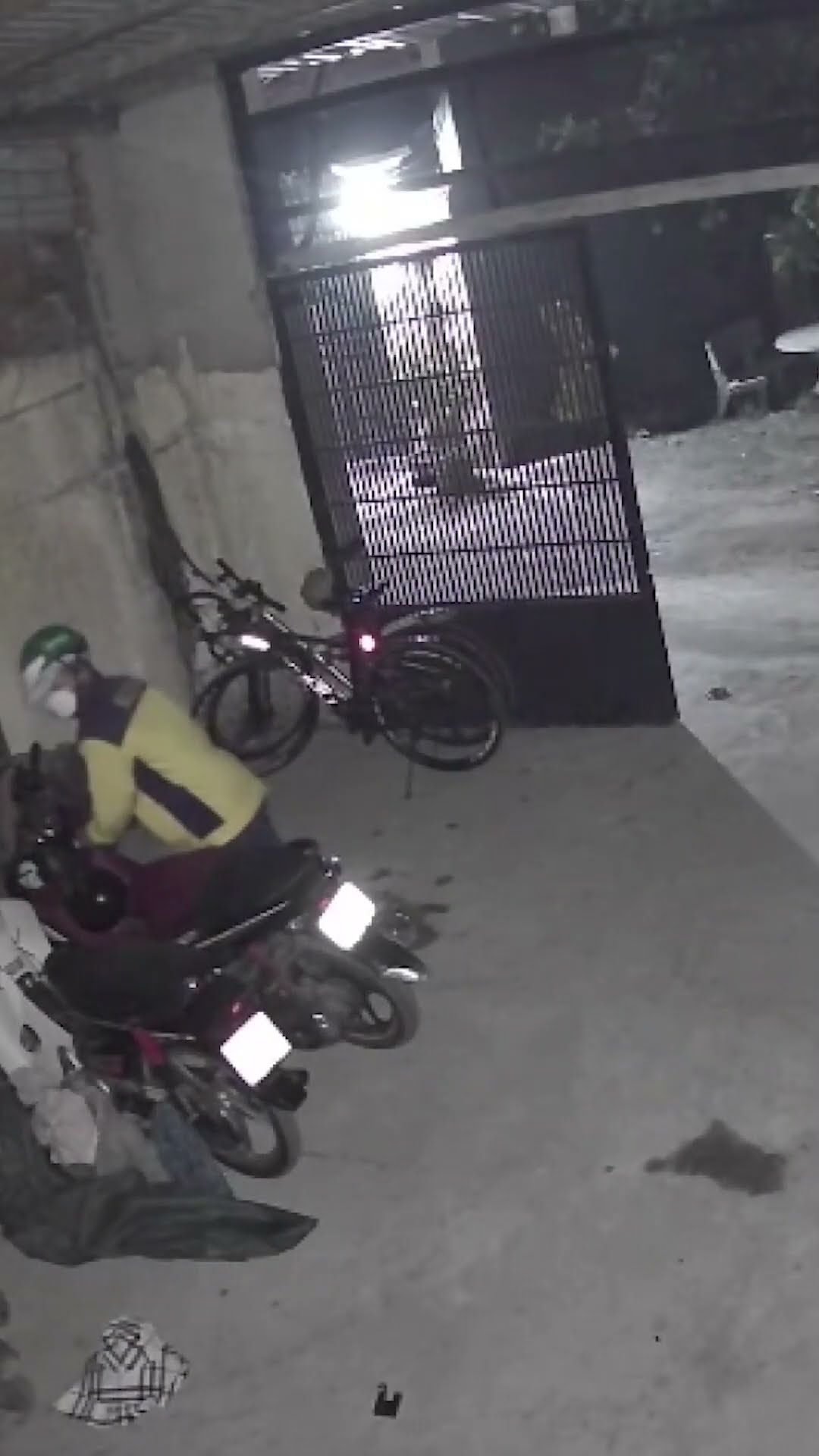 Một đêm trộm vào nhà ‘đá nóng’ liên tục 3 xe máy