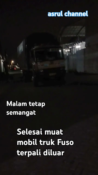 selesai muat.. malam semangat mobil truk Fuso keluar terpali di luar.