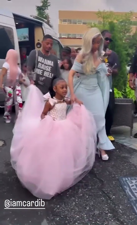 Cardi B and her family arriving at Kulture’s birthday party 🎂 #cardib